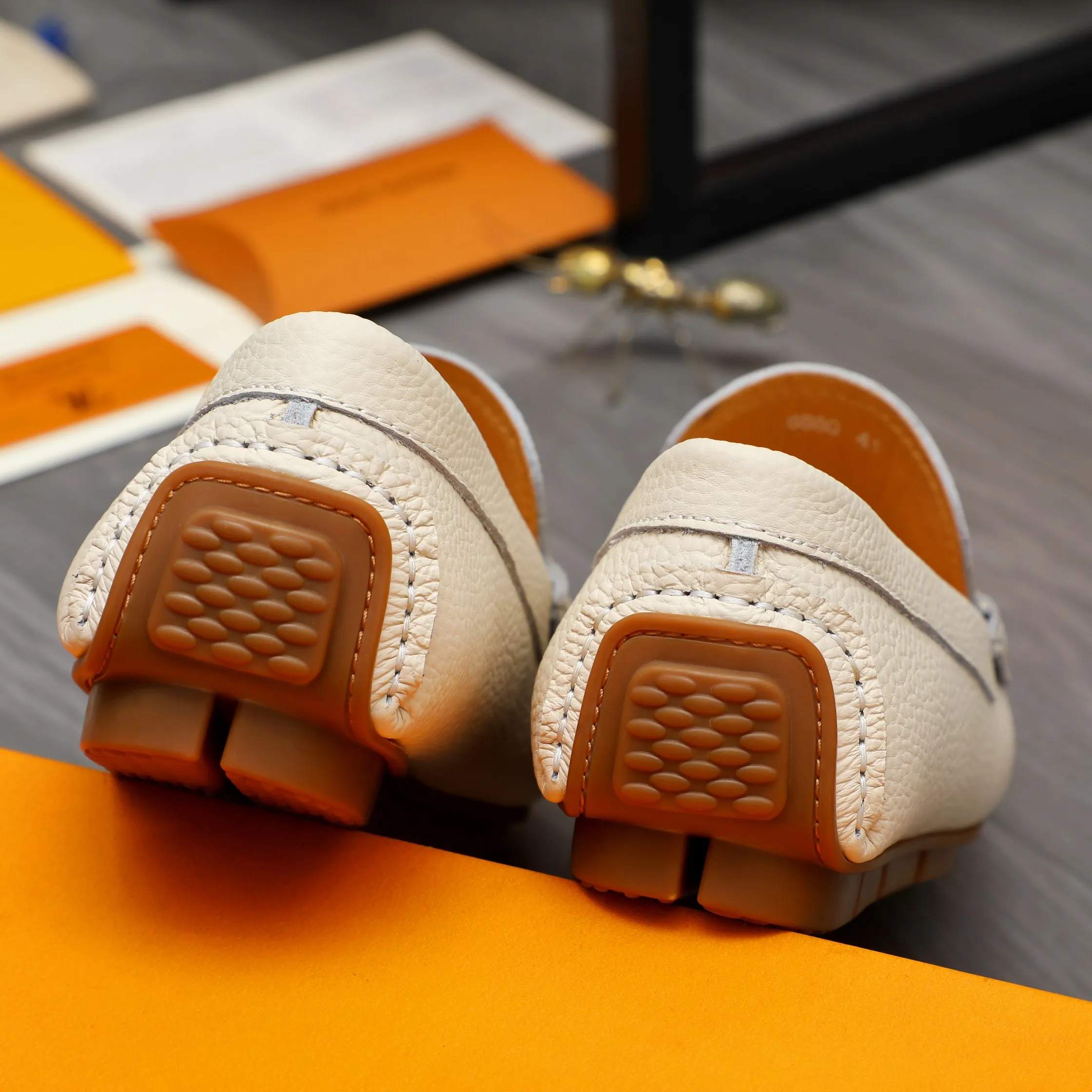 Men's shoes 💰360 Product trademark: LV "Louis Vuitton" casual slip-on men's shoes Regular size: 38-45 Product material: Selected pebbled cowhide upper, pigskin lining, rubber outsole